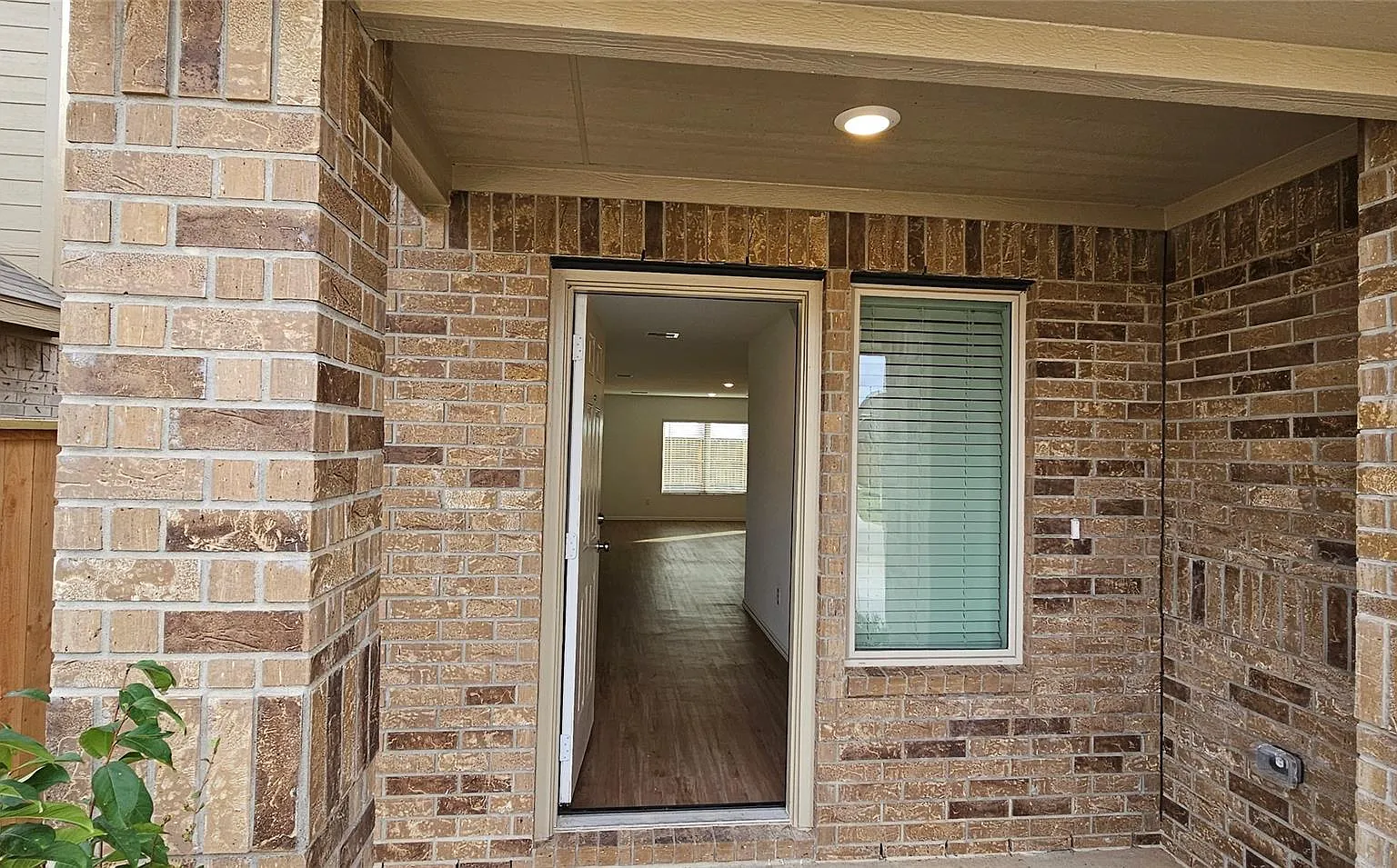 4 bed, 2.5 bath, 2293 sqft, $2,200 — Photo 2