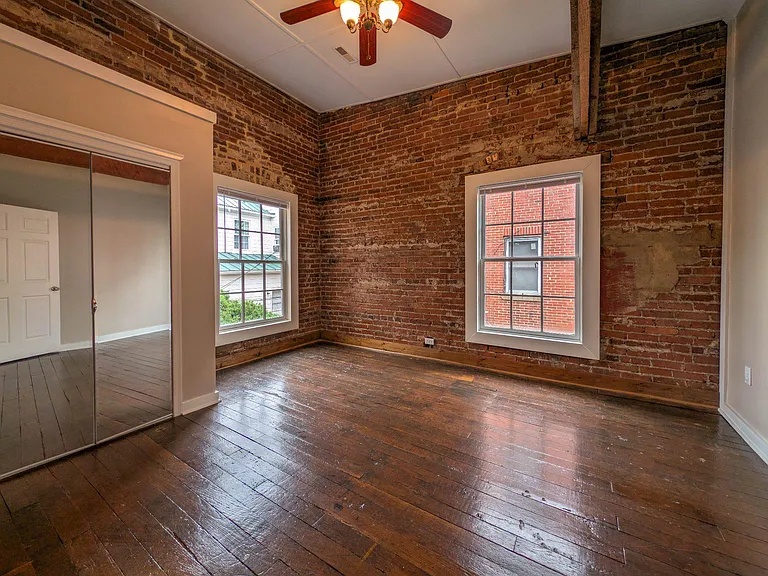 112 E Cameron St — Photo 3