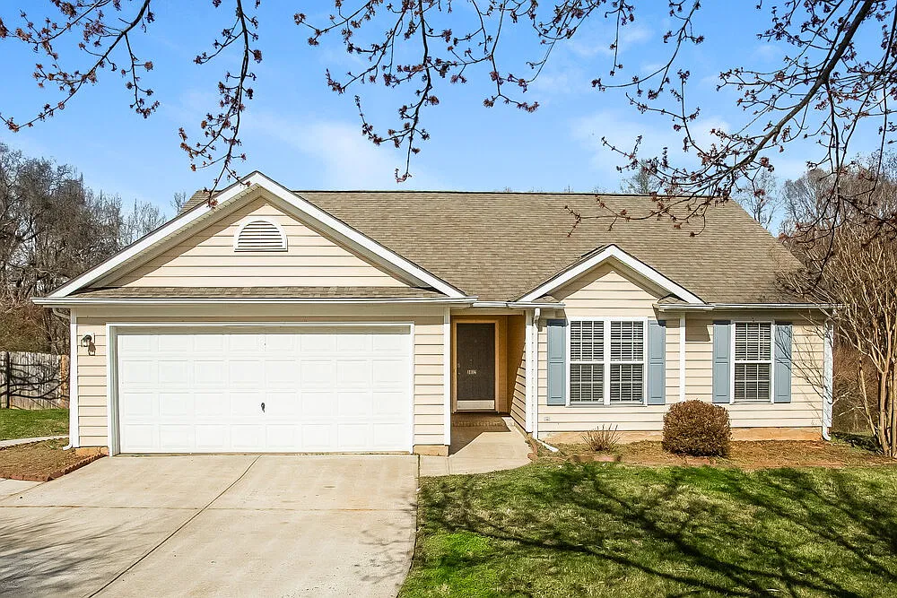 3 bed, 2.0 bath, 1275 sqft, $2,570 — Photo 1