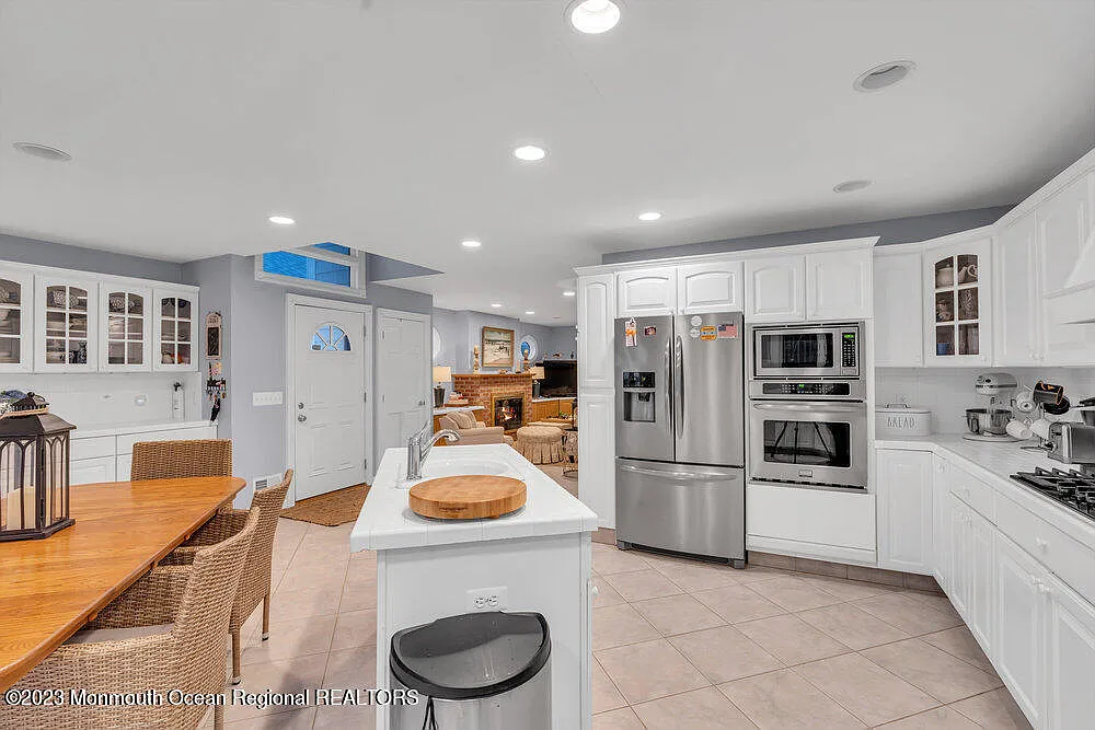 4 bed, 2279 sqft, $10,000 — Photo 2