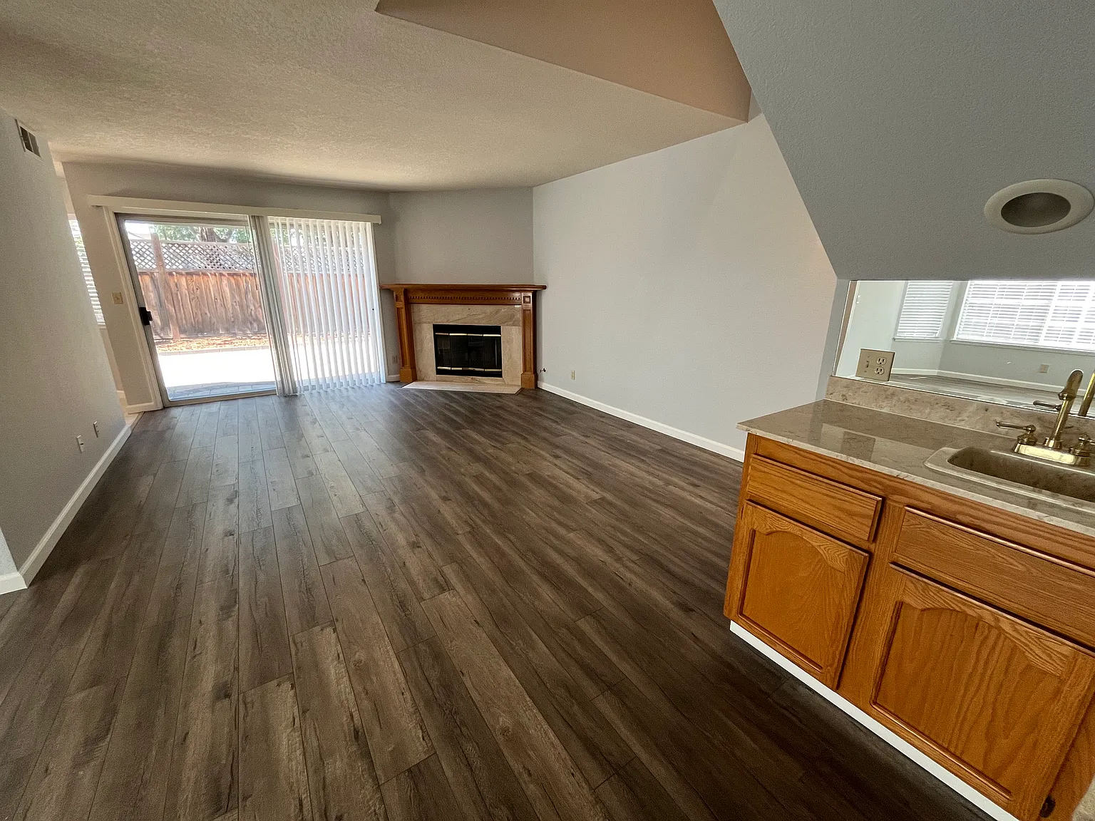 3 bed, 2.5 bath, 1887 sqft, $3,945 — Photo 3
