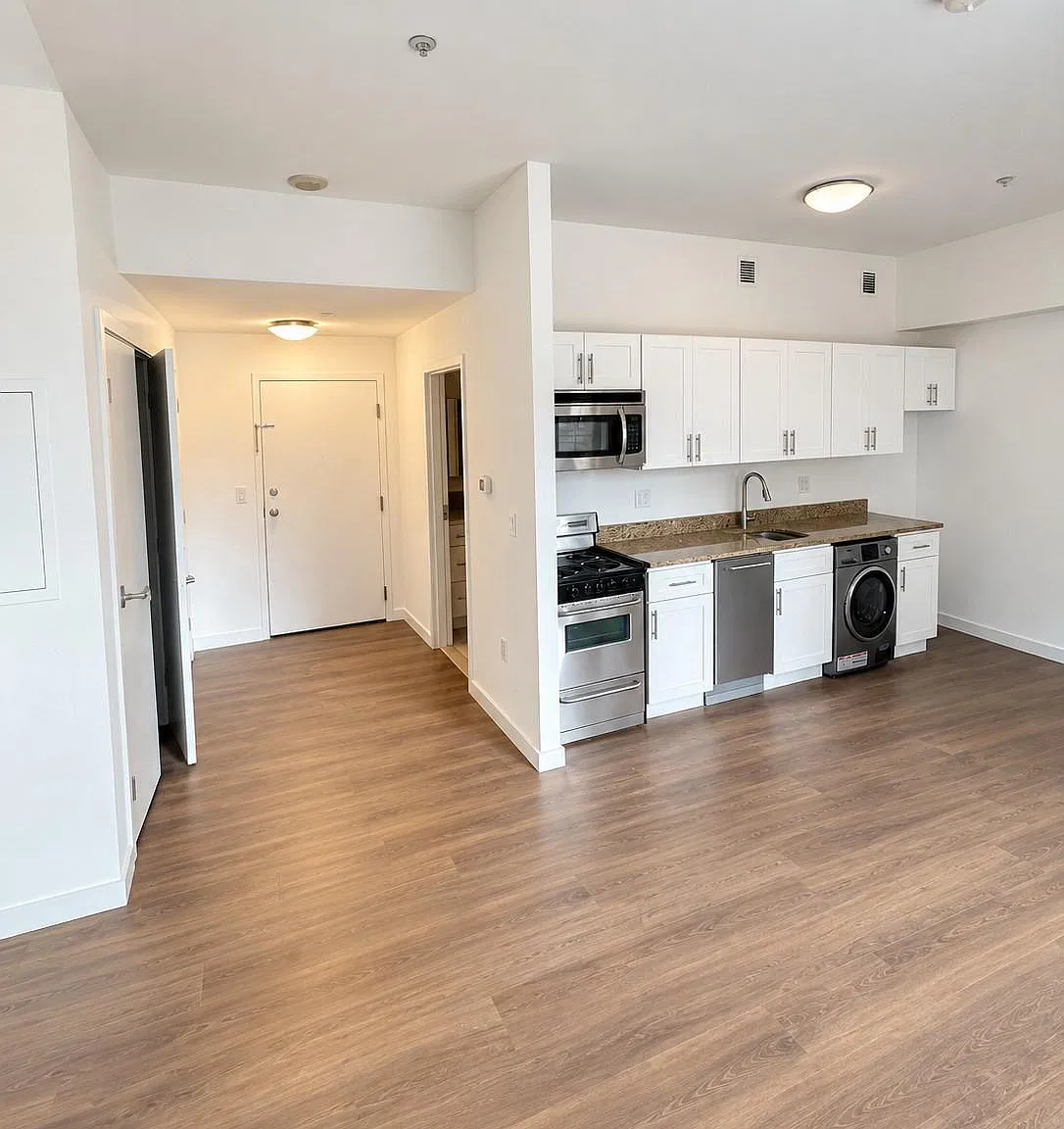 Studio, 1.0 bath, 425 sqft, $1,875 — Photo 2