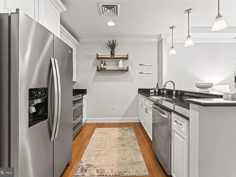 401 13th St NE #104 — Photo 5