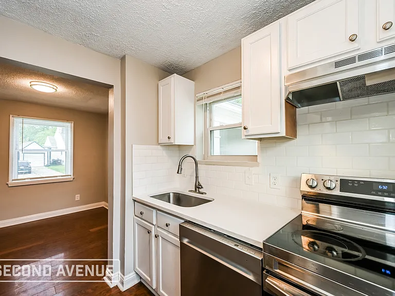 5589 Raceview Ave — Photo 10
