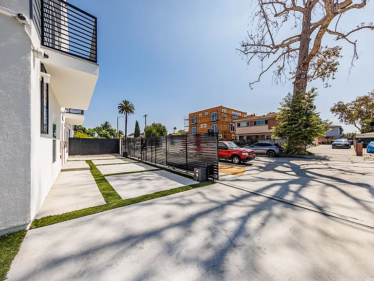 3015 Alsace Ave — Photo 7