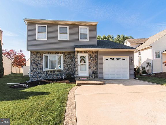 3rd image of 36 Pebble Dr