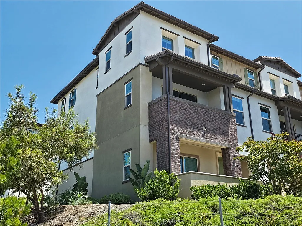 4 bed, 3.5 bath, 1930 sqft, $3,800 — Photo 3