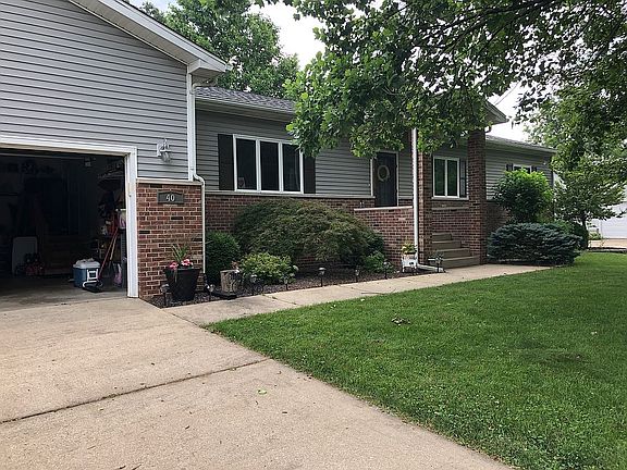 2nd image of 40 Hawthorn Ln