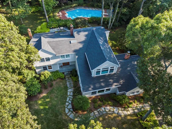 8 Waterview Lane, Setauket, NY 11733