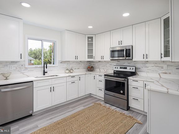 3rd image of 6821 Beechview Dr