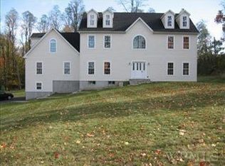 22 Warren Farm Rd, Hopewell Junction, NY 12533
