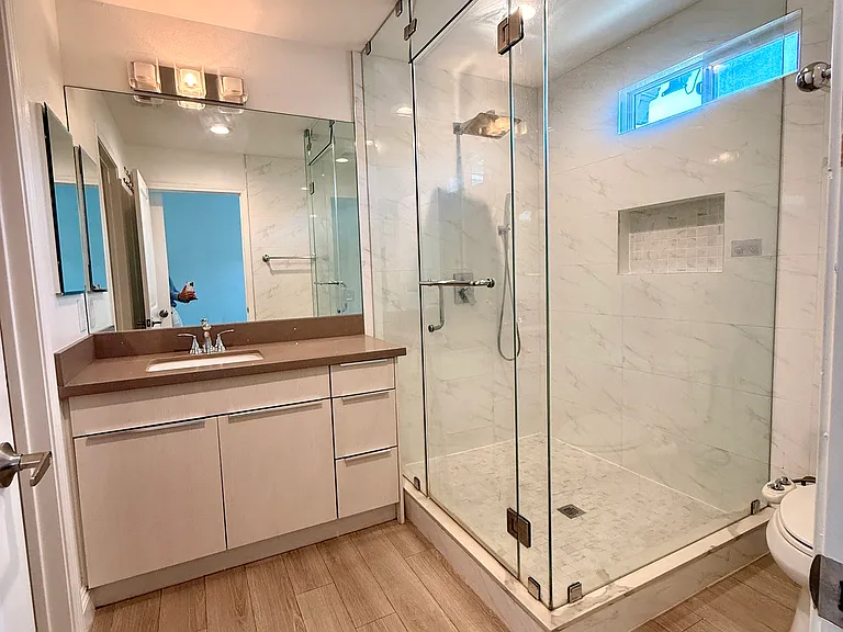 MASTER BATHROOM WITH ROOM (2ND FLOOR)