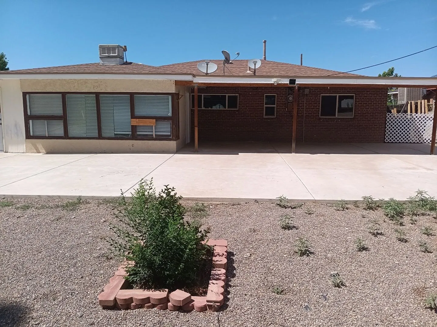 3 Bedroom 2 Bathroom Home located in Northeast Heights!! — Photo 3
