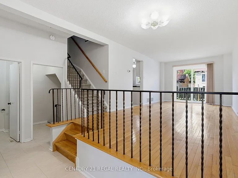 28 Newdawn Cres — Photo 5