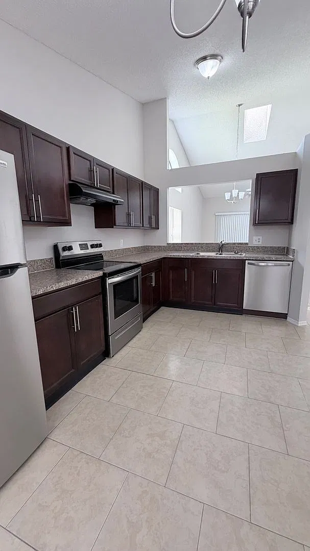 3 bed, 2.5 bath, 1471 sqft, $1,995 — Photo 2