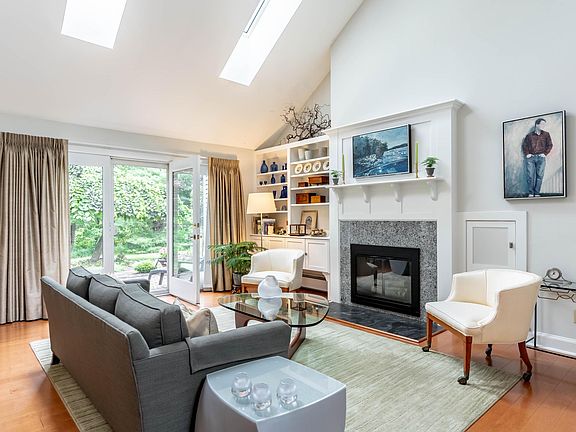 2nd image of 8 Canterbury Way #8