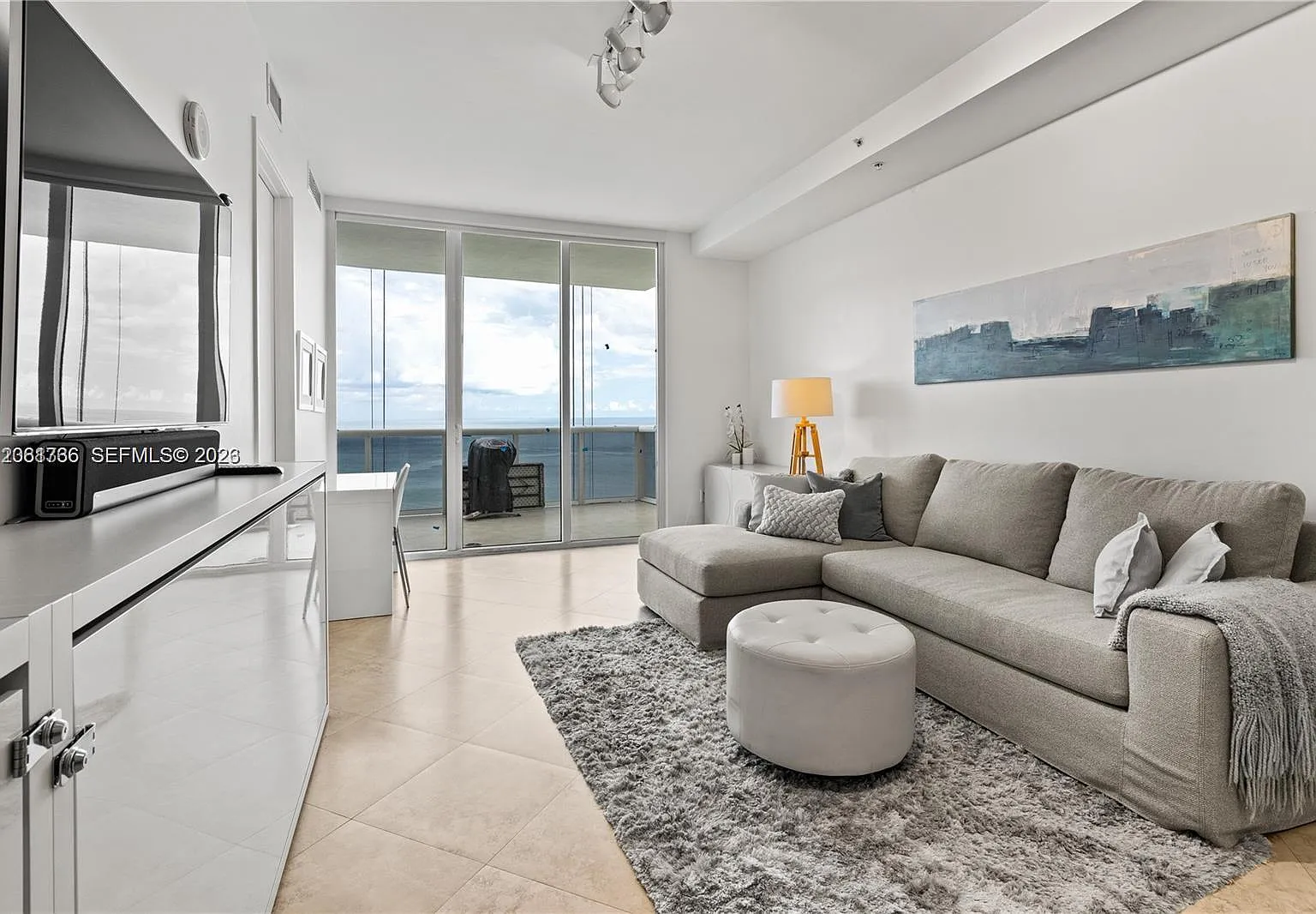 Trump Royale Condo — Photo 1