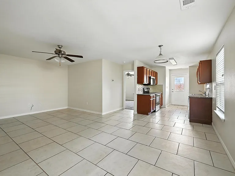 721 E College St — Photo 2