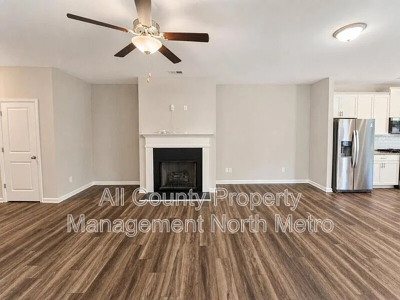 3 bed, 3.5 bath, 2688 sqft, $2,850 — Photo 3