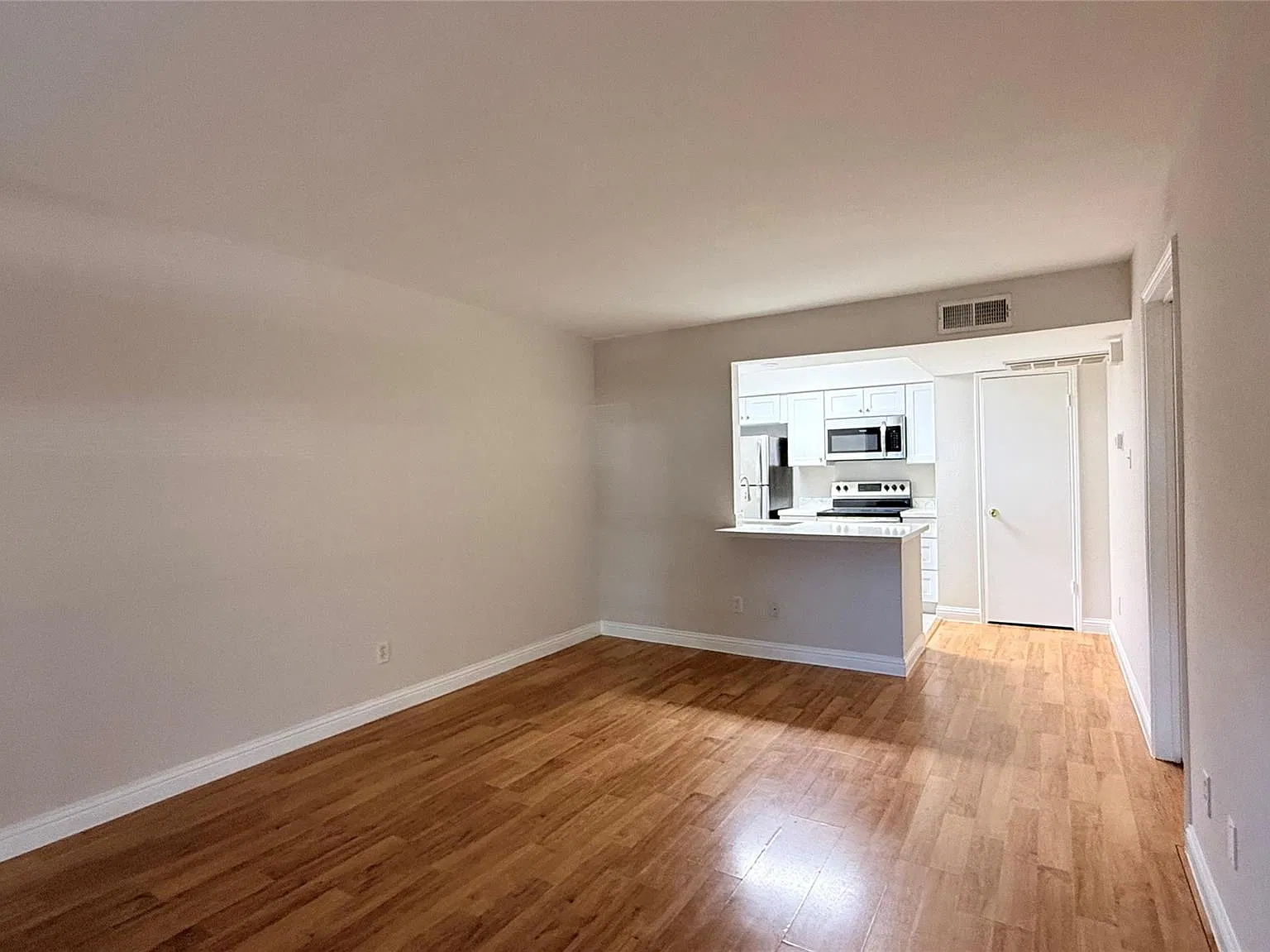 1 bed, 1.0 bath, 598 sqft, $1,100 — Photo 2