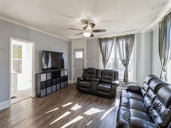 2nd image of 315 D Ave W