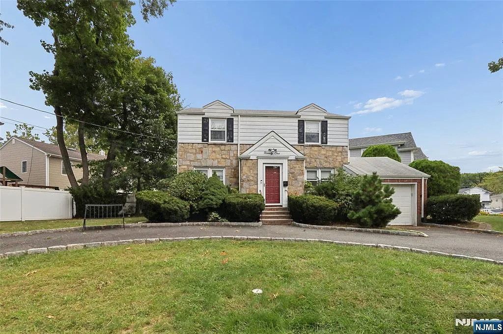 3 bed, 1.5 bath, $5,500 — Photo 1