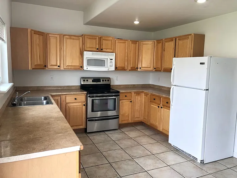 2574 W Robin Rd — Photo 5