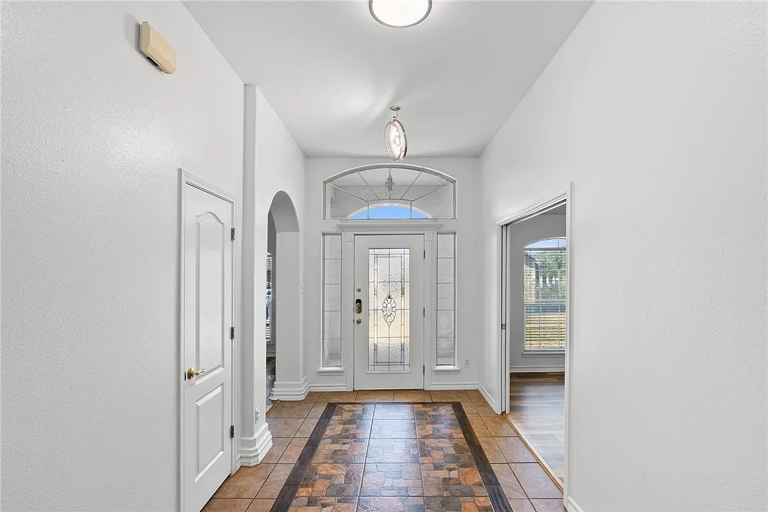 4 bed, 4.0 bath, 2495 sqft, $2,650 — Photo 2