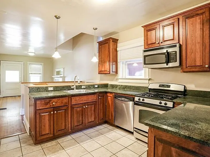 4 bed, 2.0 bath, 1685 sqft, $2,945 — Photo 4