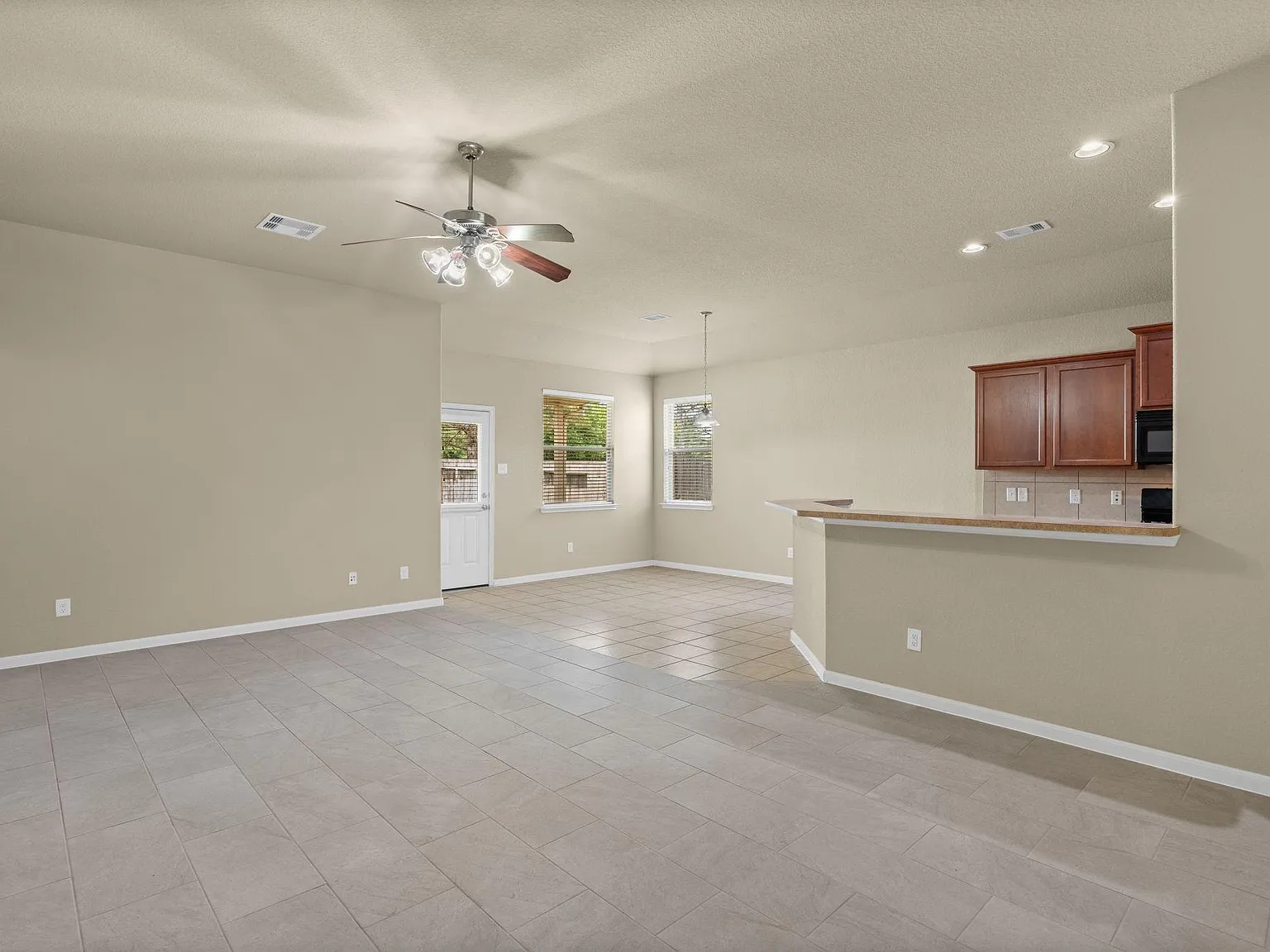3 bed, 2.0 bath, 1580 sqft, $2,100 — Photo 4