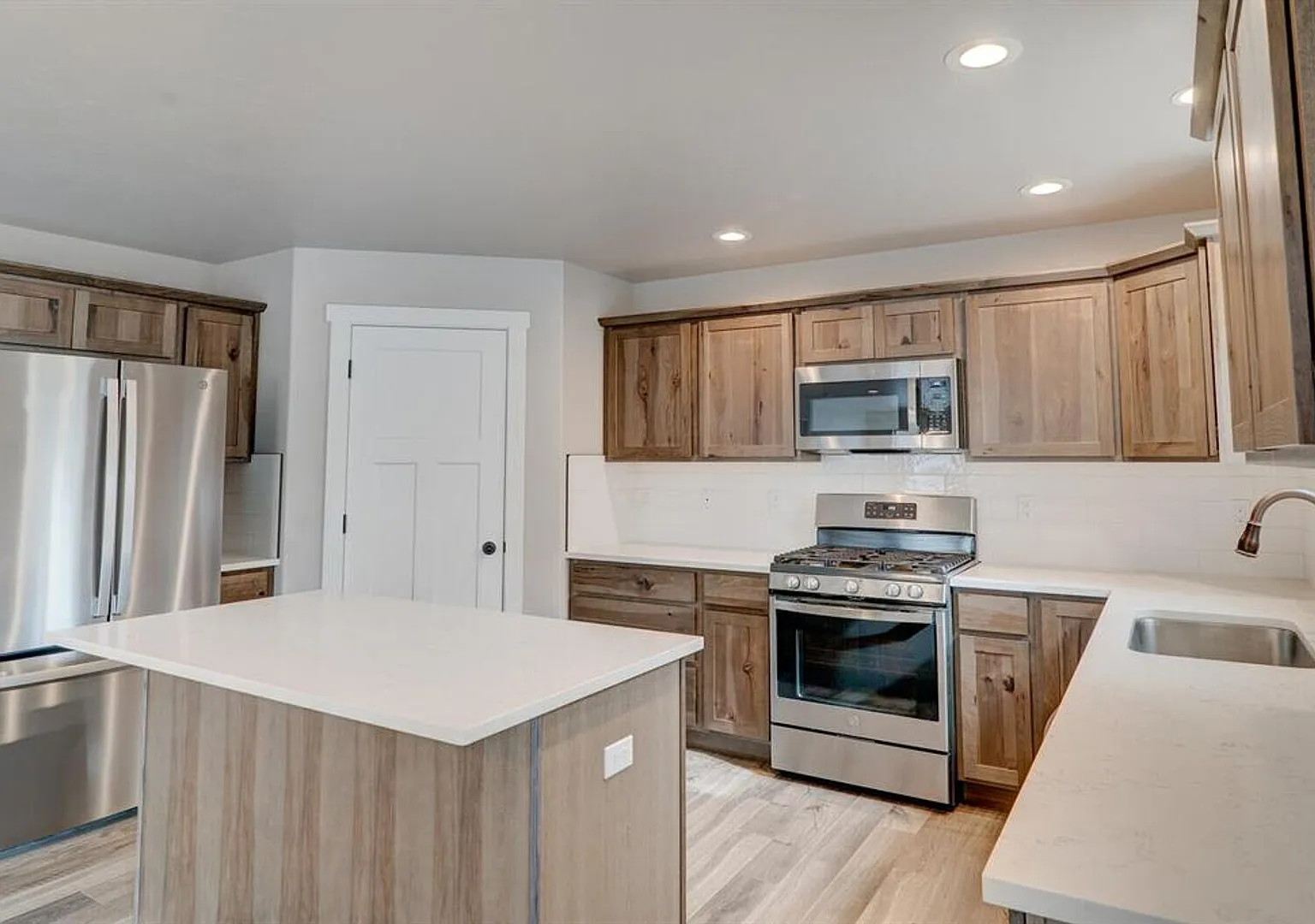 Spacious 3 Bedroom Home in Aspen Creek Estates with Mountain Views — Photo 4