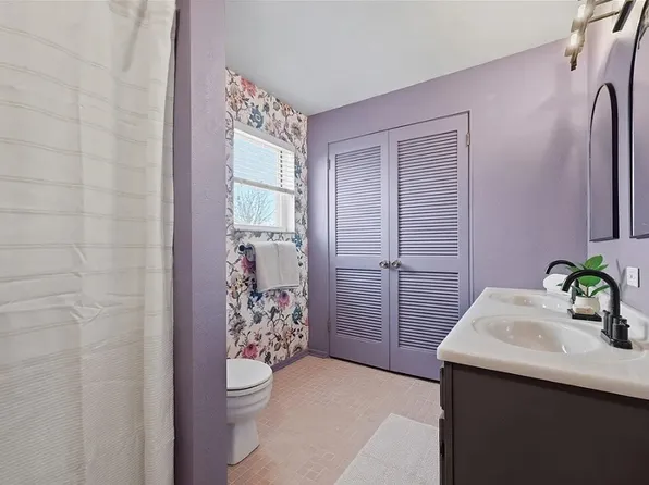 8607 N Servite Dr Unit 213, Milwaukee, WI 53223