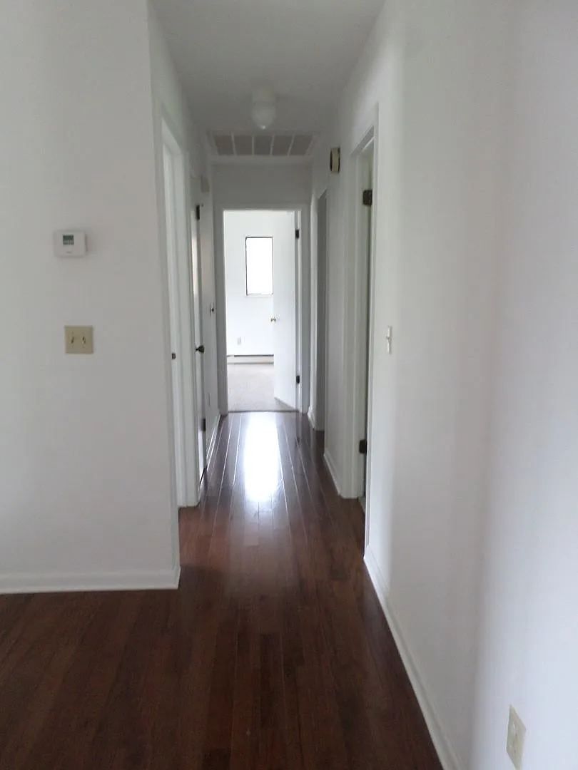 4 Bedroom 3 Bath House with 1 Car Garage — Photo 2