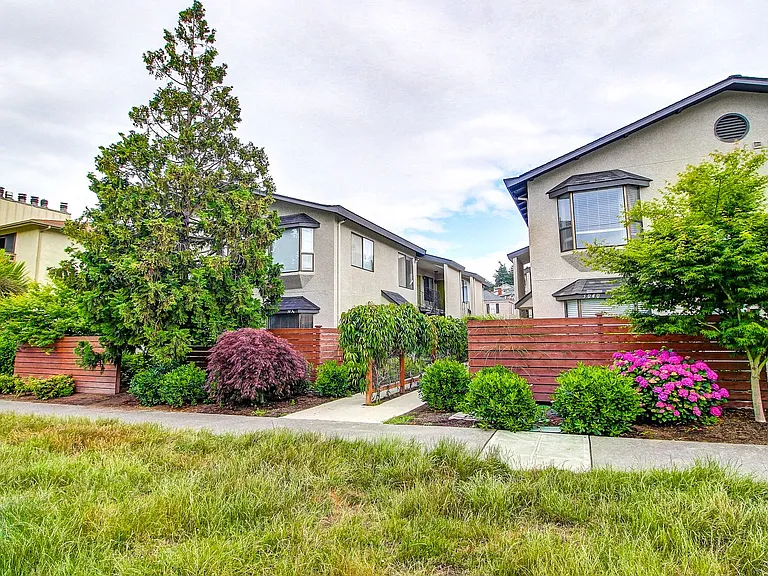 Alki 12 Apartments are located just blocks from Alki Beach. — Photo 11