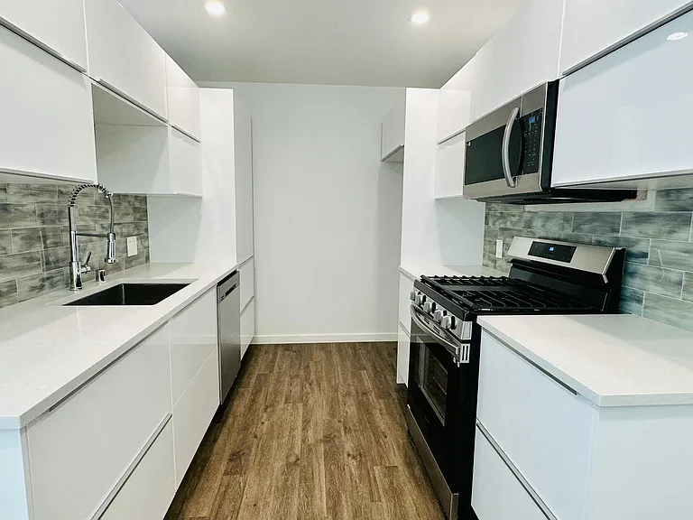 13440 Victory Blvd #9 — Photo 9