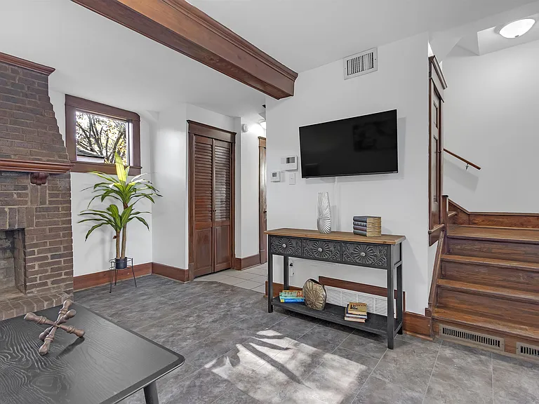 1293 Vinton Ave — Photo 2