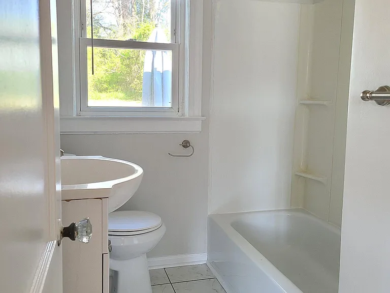2501 Thorne St — Photo 9