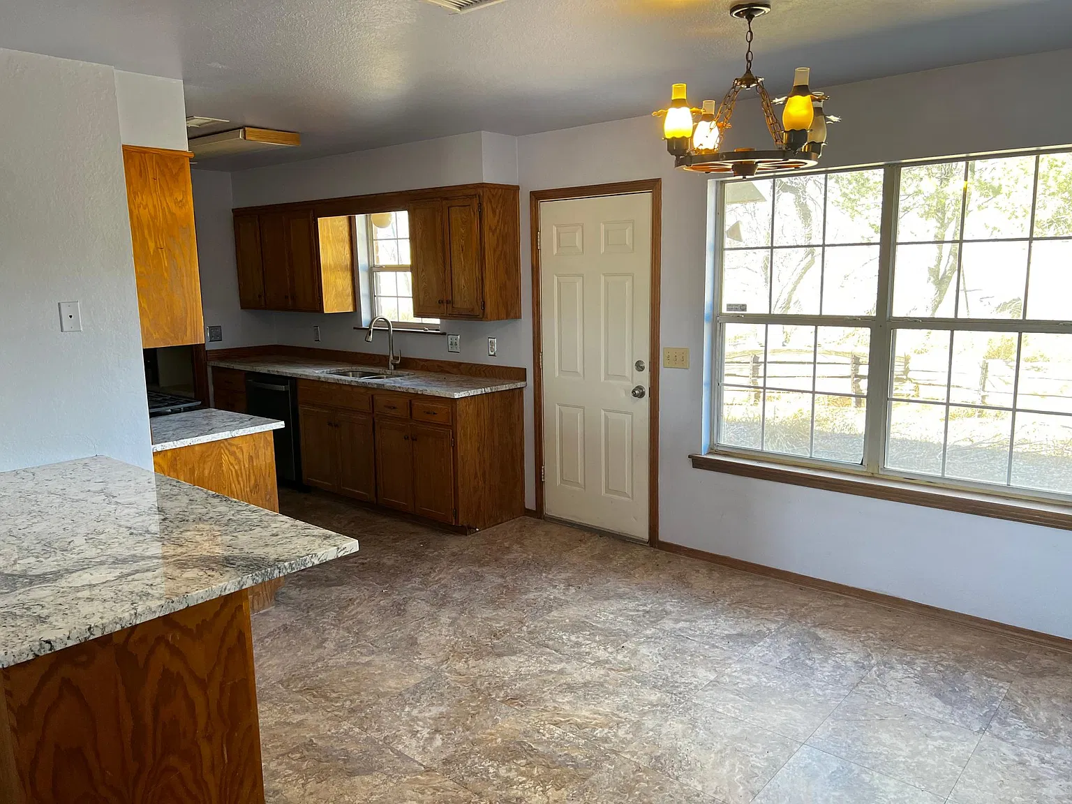 3 bed, 1353 sqft, $1,650 — Photo 4