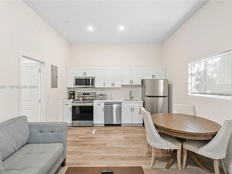830 SE 14th St #3 — Photo 5