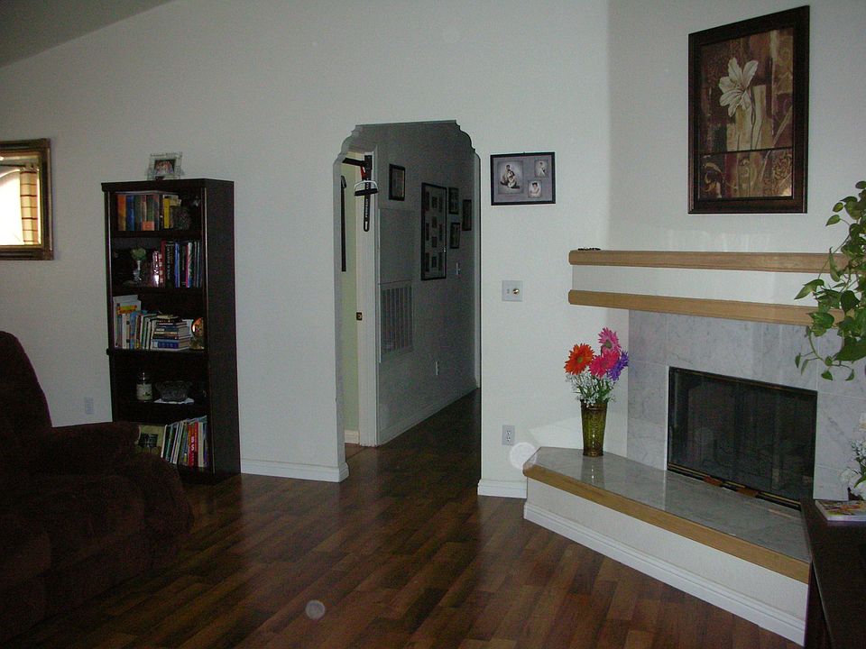 Living room w fireplace