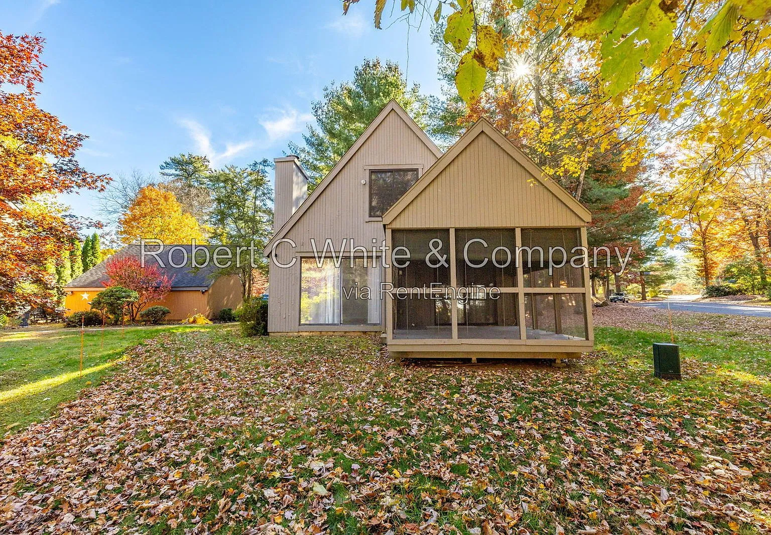 3 bed, 2.0 bath, 1632 sqft, $3,040 — Photo 2