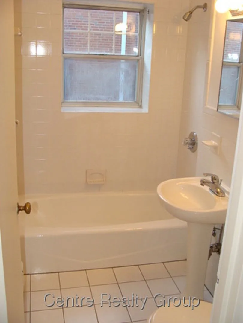 Perfect Commuter Location Newton Corner — Photo 3