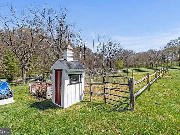 104th image of 989 Swover Creek Rd