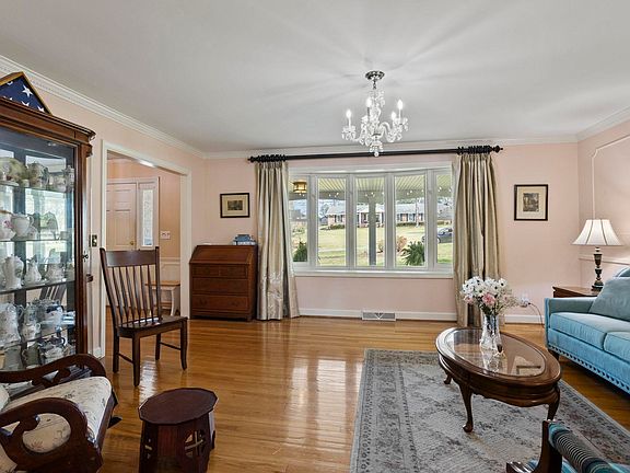 3rd image of 126 Shannon Lake Cir