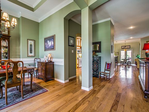 5th image of 215 Park Place Ct