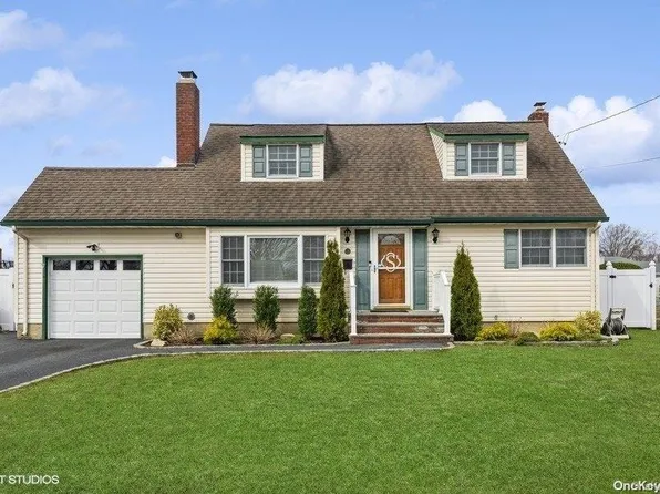 24 Linwood Place, Massapequa Park, NY 11762
