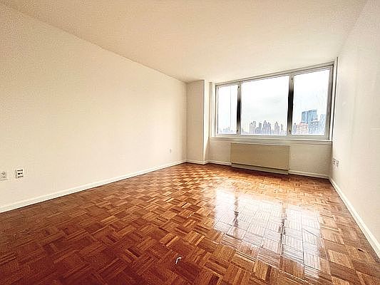 5th image of 350 W 43rd St APT 36F