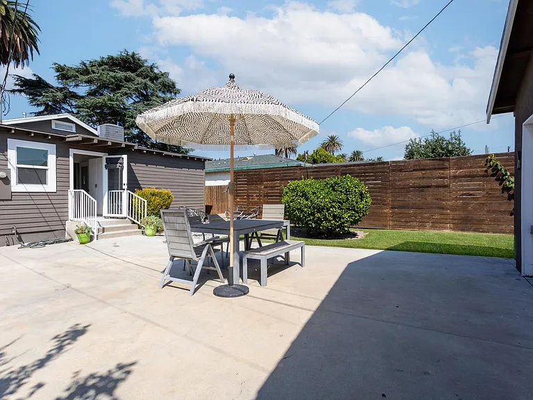 2918 S Harcourt Ave — Photo 17