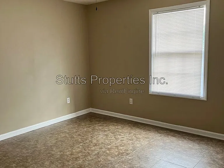 400 Jackson Ave #D — Photo 5