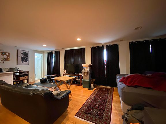 3rd image of 5528-30 N Kenmore Ave #G1